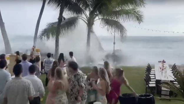 A wedding reception that took place in Hawaii was hit by a "historic" swell that brought massive waves to various parts of the island over the weekend.