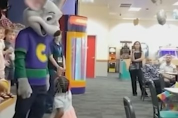 Chuck E Cheese racism allegations