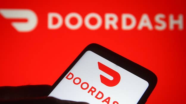 Thousands of hungry customers took advantage of a DoorDash glitch on Thursday, which allowed them to make free orders without verifying payment.