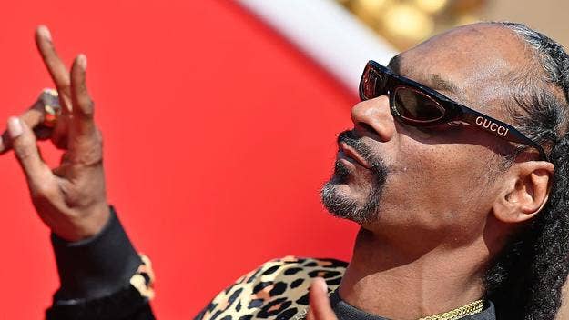 Snoop Dogg is feeling strapped for csah just like the rest of us and said the salary of the professional blunt roller he hired has gone up thanks to inflation.