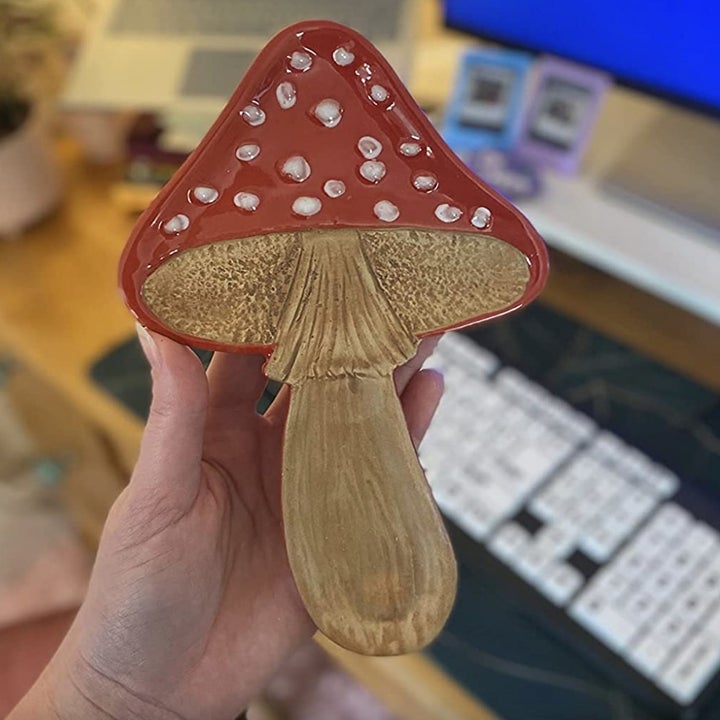 reviewer holding the spoon holder