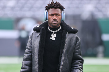 Antonio Brown on the field prior to game against the New York Jets in 2022