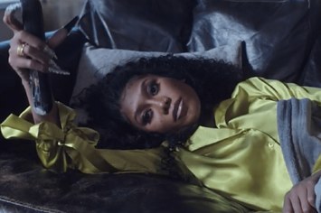 Muni Long shown in her new video for 'Pain'