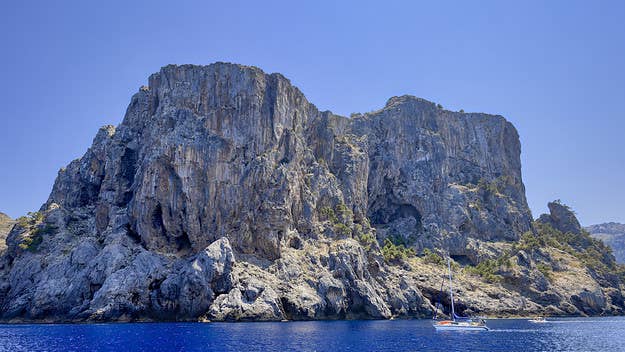 A 31-year-old Dutch tourist tragically died in a cliff jump in Majorca, Spain on Thursday while his wife and son were watching him from a nearby boat.