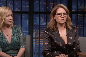 Jenna Fischer and Angela Kinsey appear on 'Late Night With Seth Meyers'