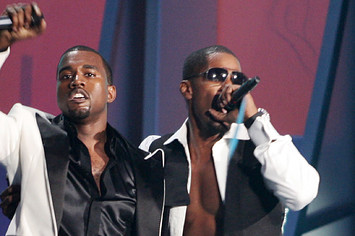 Kanye West and Jamie Foxx perform at 2005 MTV VMAs