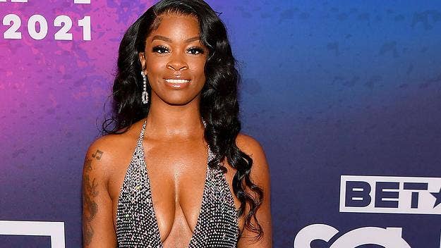Singer Ari Lennox has revealed that she wants to be “dropped from the labels” in a recent tweet, explaining that she’s both “done and tired.”

