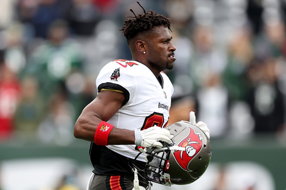 Suspended receiver Antonio Brown has agreed to return to the NFL with the  Tampa Bay Buccaneers on a one-year deal, according to a person wi