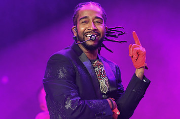 Omarion performs with gloves and a headset.
