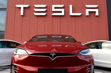 Tesla full self-driving software