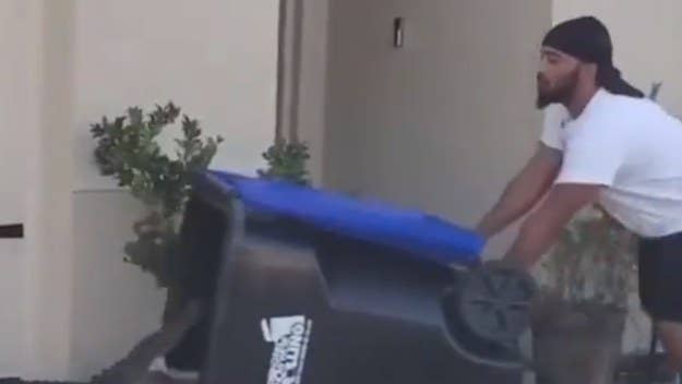 Twitter users are losing it over a viral video of a Florida man defending his home from an alligator, daringly capturing the reptile inside a trash can.