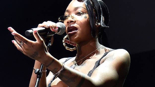 Summer Walker shared on her Instagram Stories a message addressing a 'Rolling Stone' article that gave details about her "brutal" record deal from 2017.