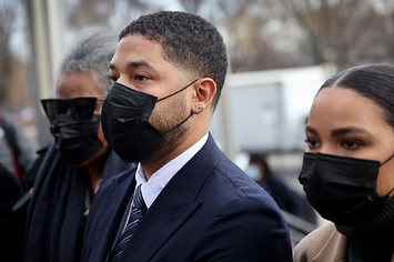 Jussie Smollett walks into courthouse ahead of jury selection.