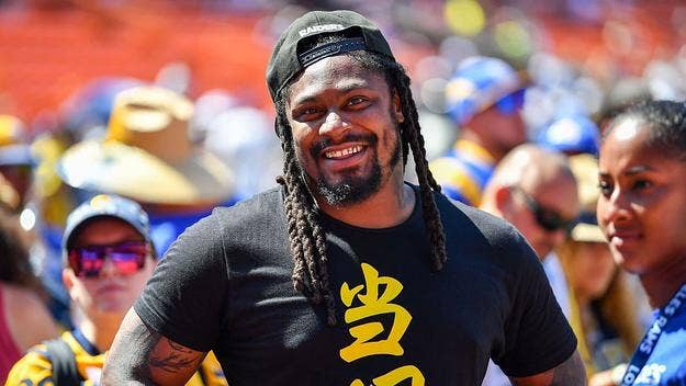 Former Seahawks RB Coach Sherman Smith retold the tale of when Marshawn Lynch gave a father and daughter a surprise tour of the Seahawks training facility. 