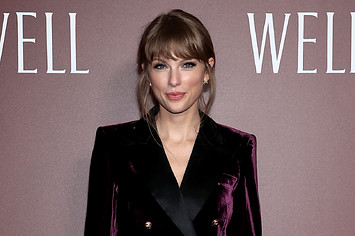 Taylor Swift poses for photos at 'All Too Well' premiere.