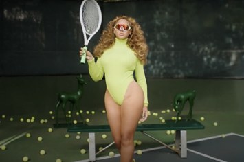 Beyoncé on a tennis court doing tennis things