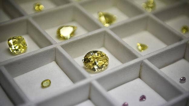 A woman stole £4.2 million worth of diamonds after posing to be a gemologist and swapping the valuable stones out for common garden pebbles, prosecutors said. 