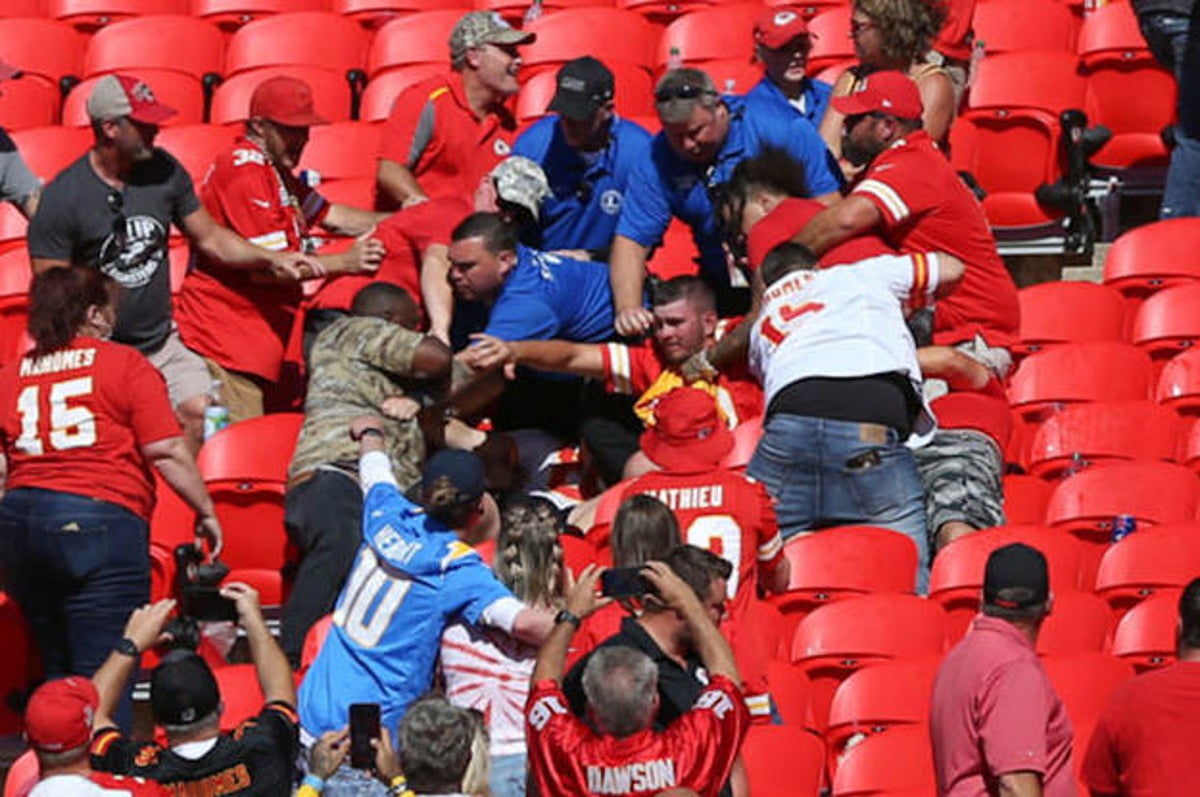 Graphic video: Fight breaks out at Arrowhead during Chiefs' match