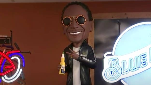 A string of thefts in the Philadelphia area involving three-foot-tall Snoop Dogg bobbleheads from his Corona beer campaign are being investigated.
