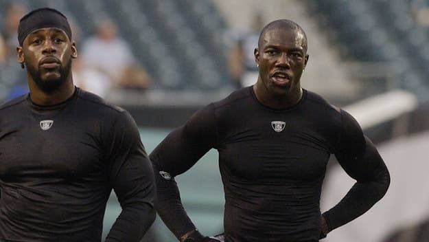 Terrell Owens tells Shannon Sharpe on the 'Club Shay Shay' podcast that if he had to fight someone, it would be Donovan McNabb. And he would knock him out.