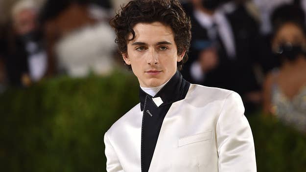 Photos of Timothée Chalamet and Larry David drinking espresso martinis while having lunch in New York City has sent Twitter into a tailspin.