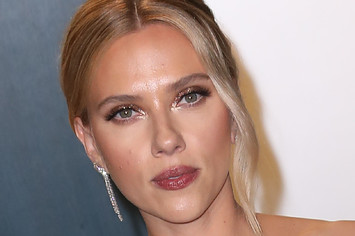 Scarlett Johansson attends the 2020 Vanity Fair Oscar Party.