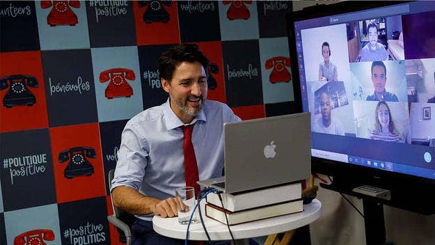 A photo of the Prime Minister using an HP computer disguised as a MacBook has been making the rounds on right-wing Twitter, with many crying "deception."