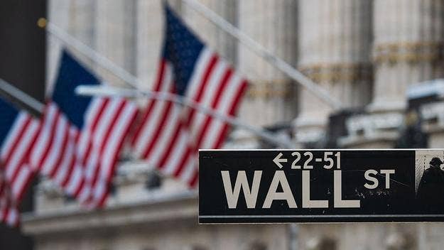 The average bonus for a Wall Street employee last year was $184,000, a 10% increase from 2019, which has got  Americans thinking about minimum wage.