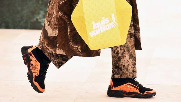 Virgil Abloh reveals a brand new sneaker at the Louis Vuitton Fall/Winter 2021 show that may have borrowed inspiration from the Nike Air Foamposite. 