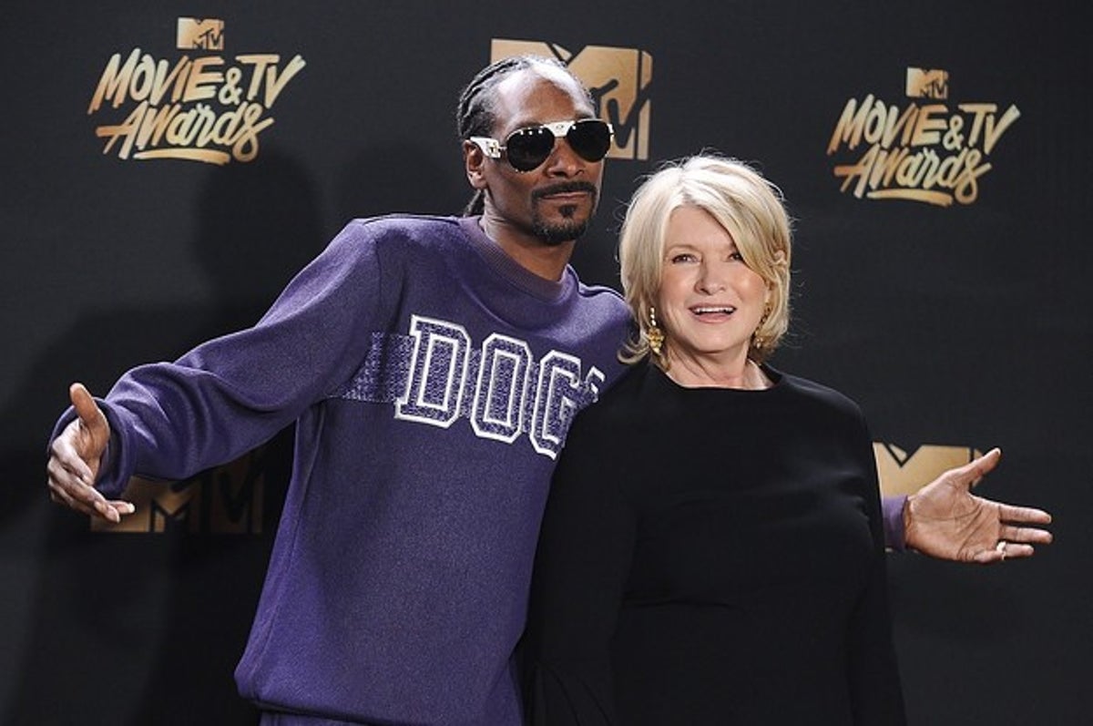 Martha Stewart and Snoop Dogg Will Host Puppy Bowl 2022