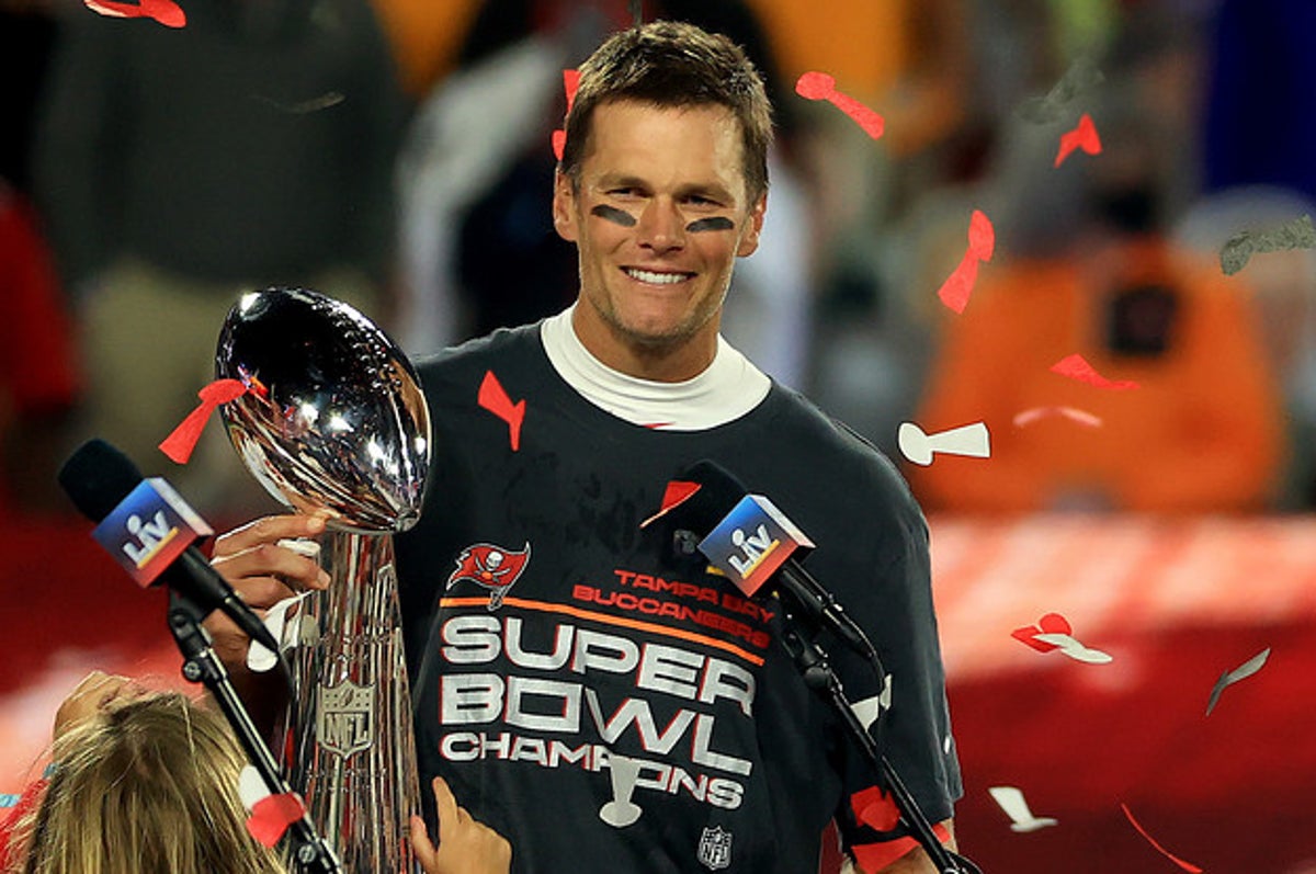 Tom Brady tosses Lombardi Trophy to another boat during Super Bowl