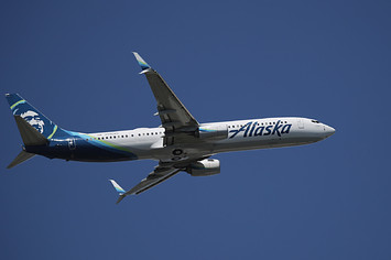 A Boeing 737 990 (ER) operated by Alaska Airlines