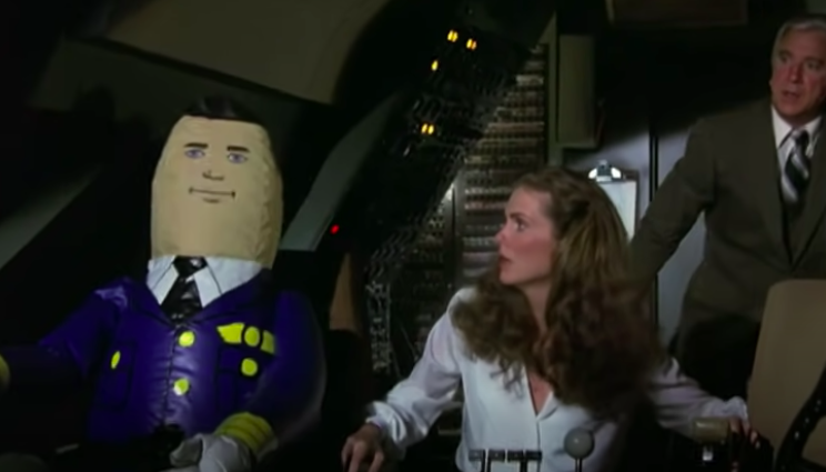 一个女人看起来对充气娃娃冒充飞行员感到恐惧