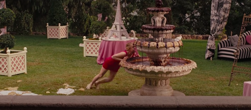 一个女人试图推倒一个巧克力喷泉