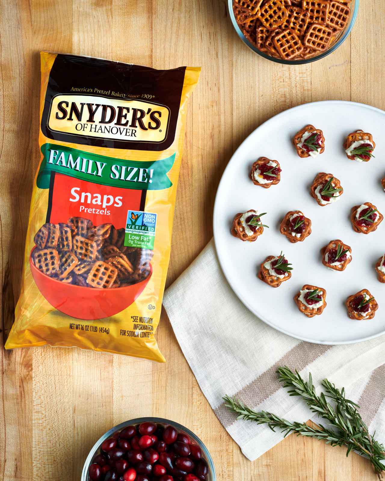 2 Ways To Add A Twist To Your Favorite Holiday Snacks With Pretzels - 92