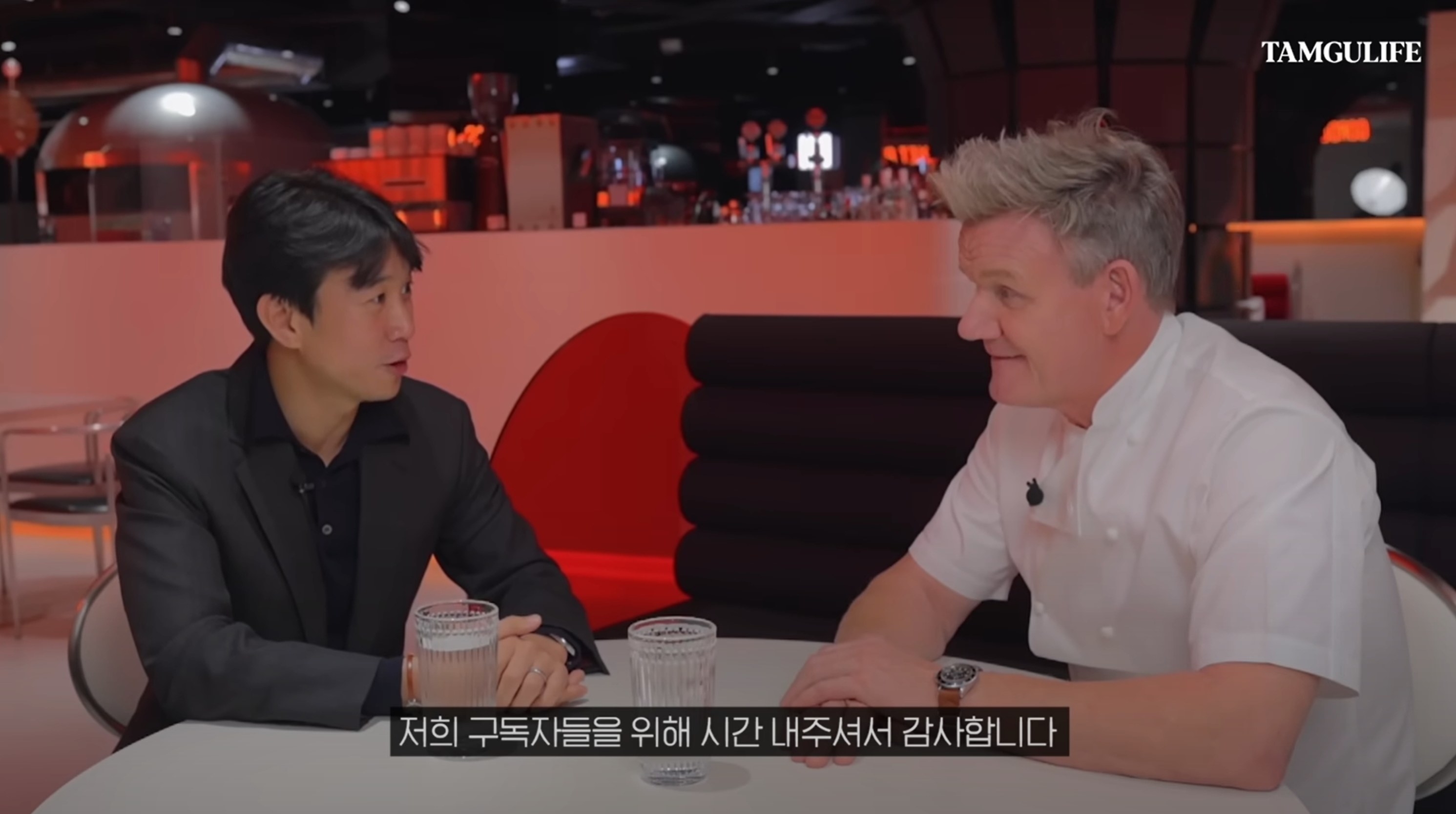 screencap of interview with Cho Seung-yeon and Gordon Ramsay