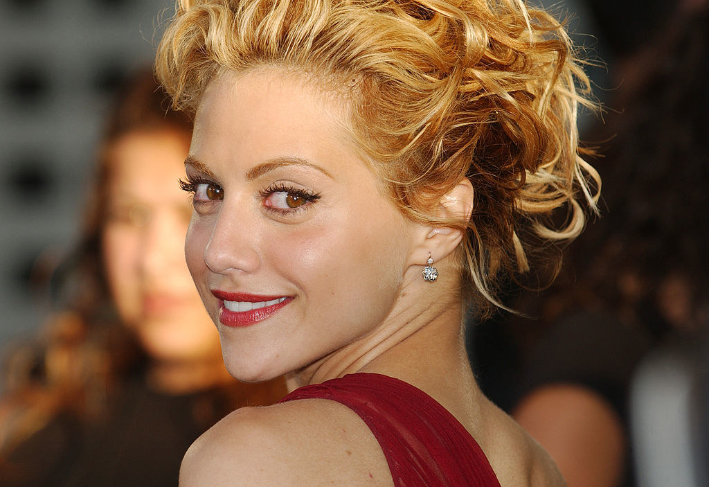 Brittany Murphy on a red carpet looking back over her shoulder