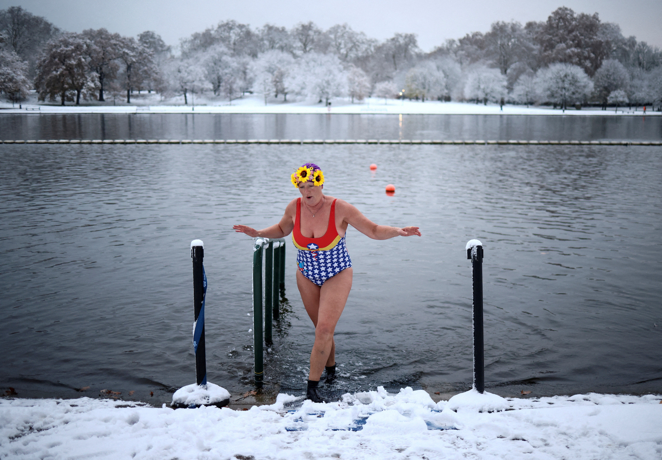 A swimmer dips her feet in Serpentine lake, as cold weather continues, in London, Britain, December 12, 2022. 
