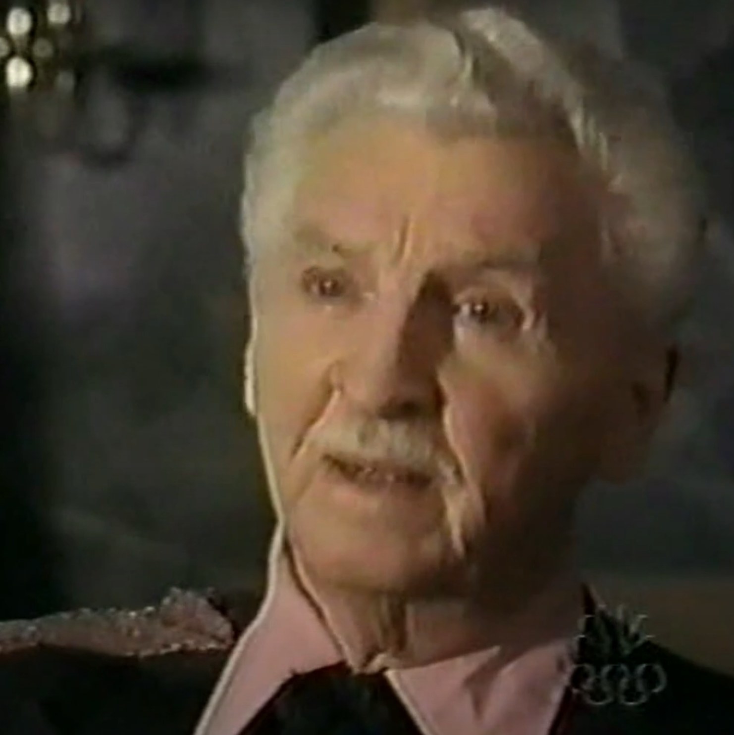 Eddie Bracken as Stuckeyville Stan takes the stand in &quot;Ed&quot;