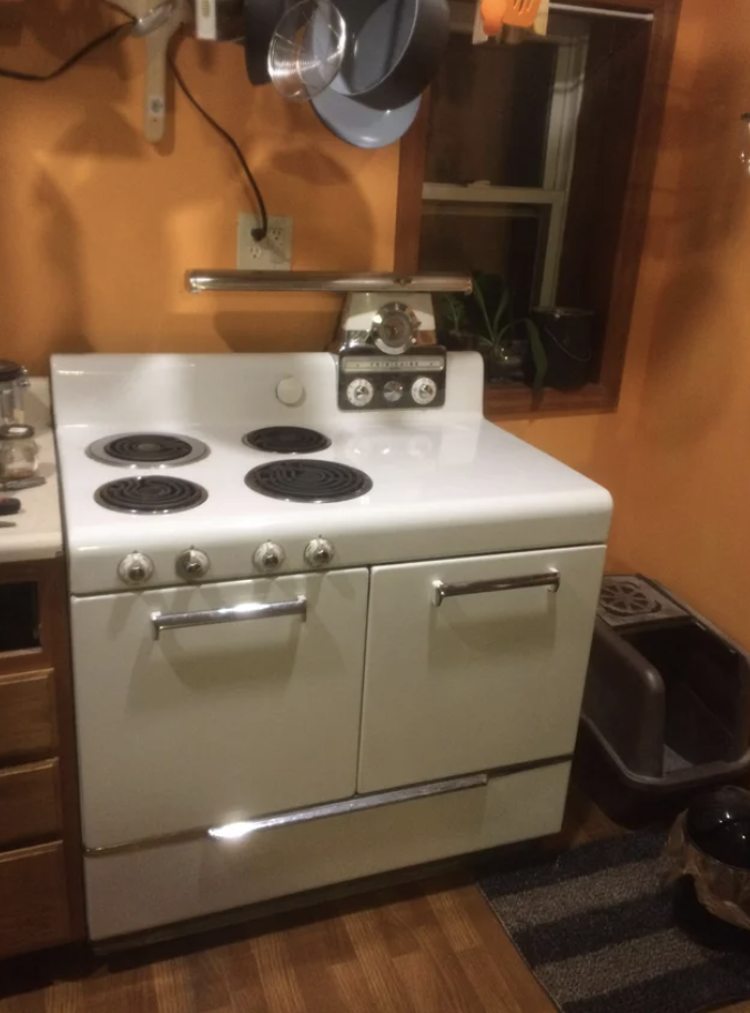 Compact and clean stove with two doors and broiler
