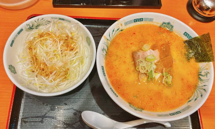 日高屋のオススメのメニュー「ピリ辛とんこつネギラーメン」