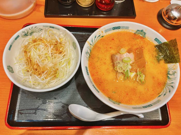 日高屋のオススメのメニュー「ピリ辛とんこつネギラーメン」