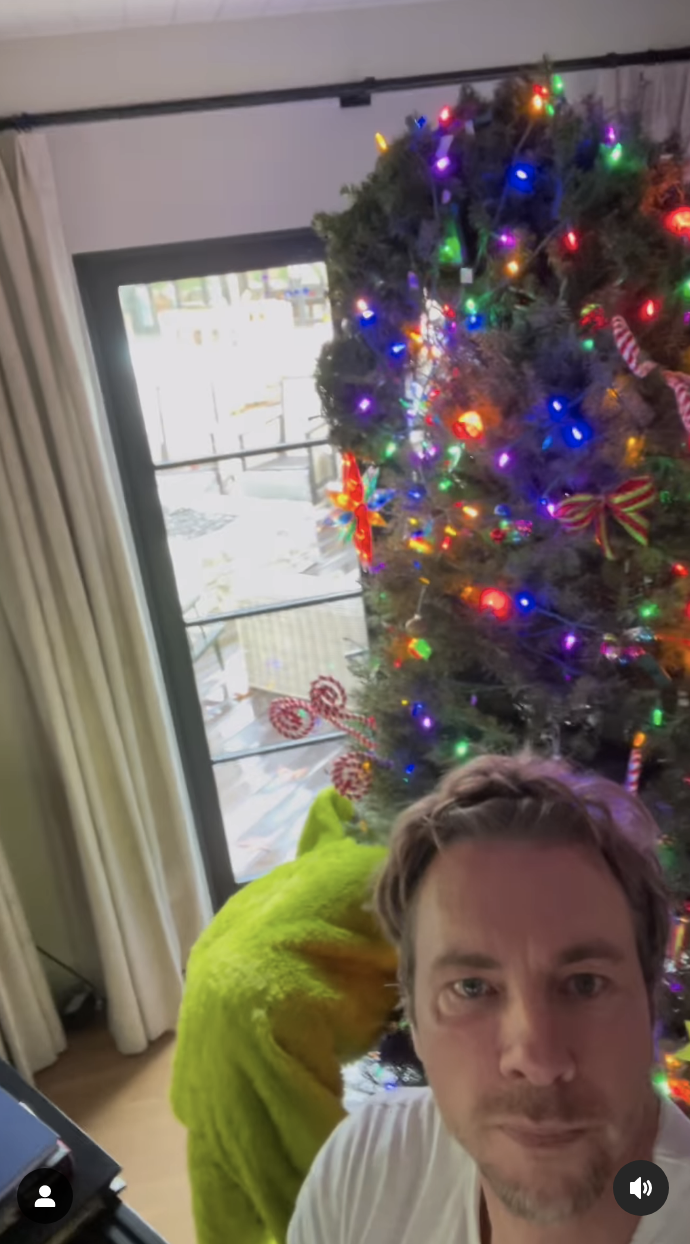 Dax Shepard Posts Kristen Bell s Grinch Themed Tree - 64