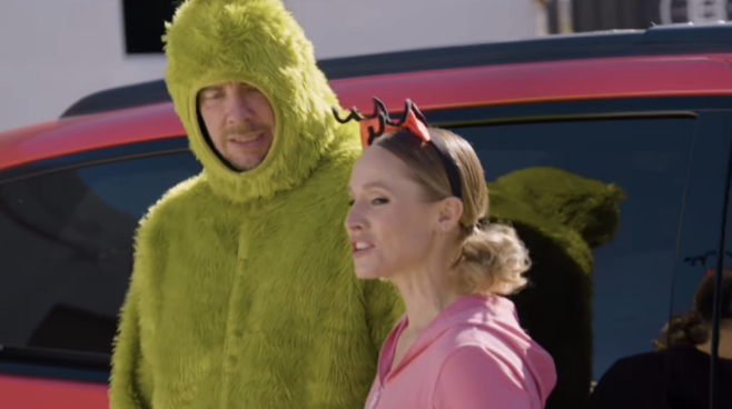 Dax Shepard Posts Kristen Bell s Grinch Themed Tree - 32