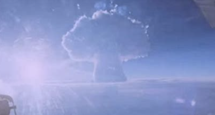 large cloud in the form of a mushroom