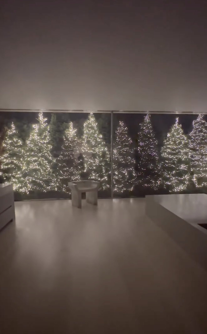 Best Celebrity Christmas Trees Of 2022 - 96