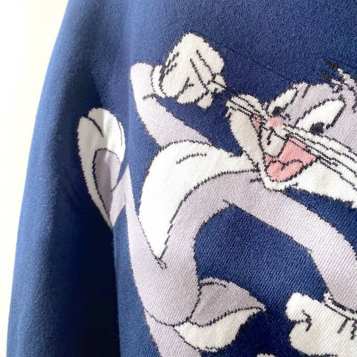 GU（ジーユー）のおすすめトップス「セーター（長袖）Bugs Bunny +X」