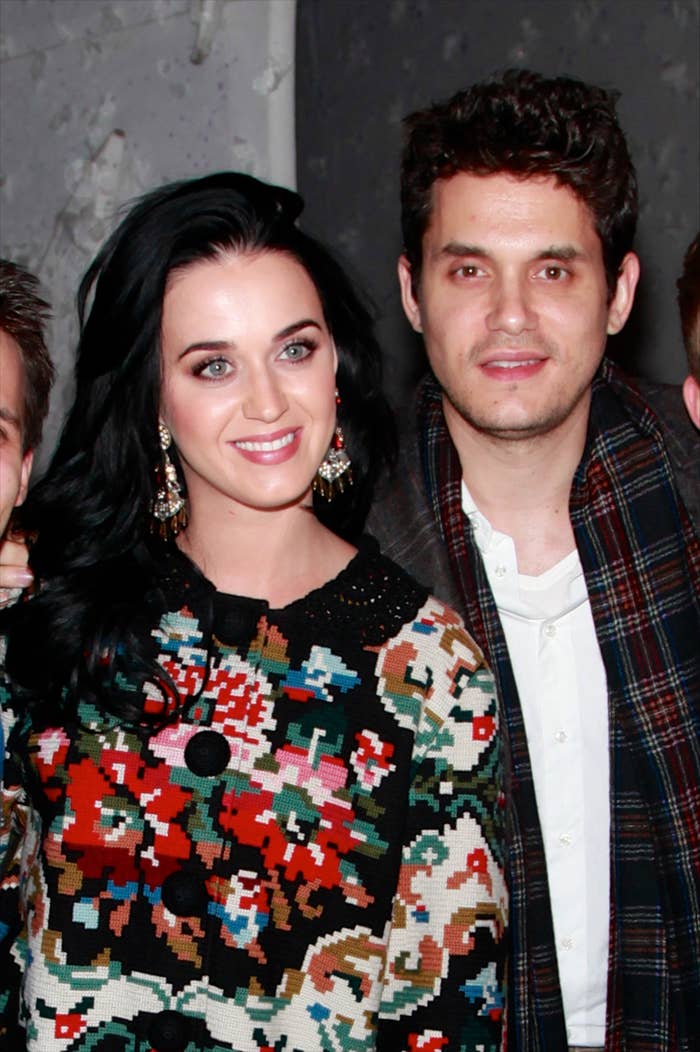 凯蒂·佩里（Katy Perry）和约翰·梅耶（John Mayer）微笑