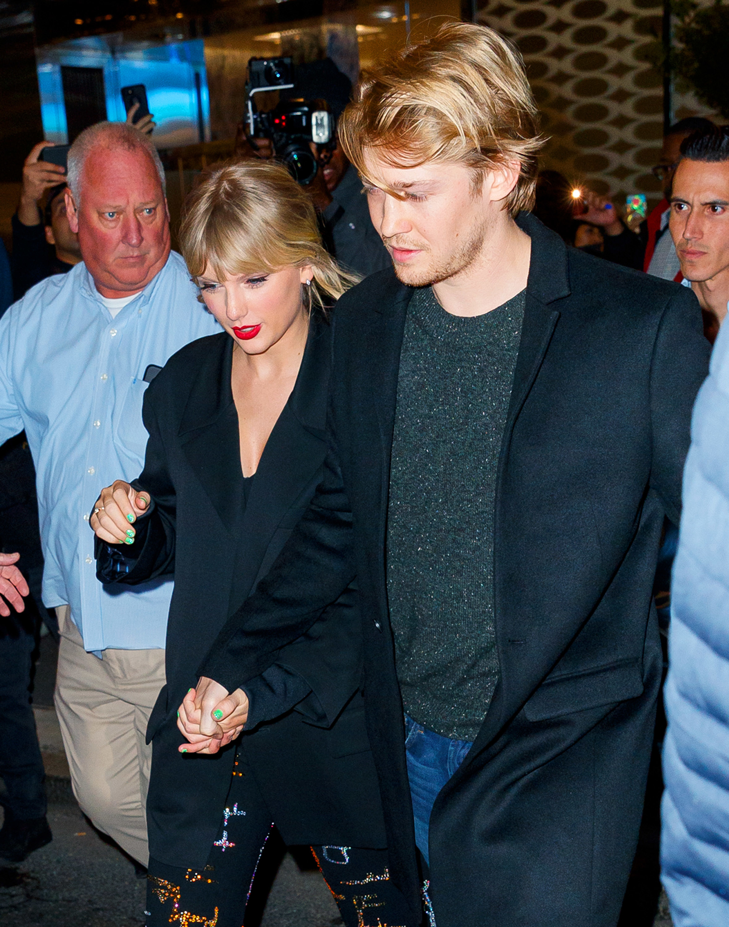 泰勒·斯威夫特（Taylor Swift）和乔·阿尔温（Joe Alwyn）牵着手走路