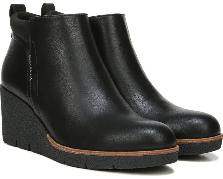 The black wedge boots